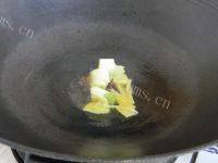 让人怀念的牛肉炖萝卜做法图解4)