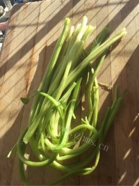 热腾腾的芹菜炒肉做法图解1)