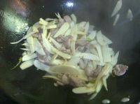 色泽光亮的茭白炒肉片做法图解3)