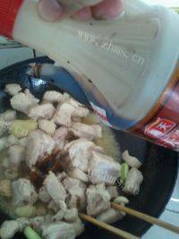家常排骨炖土豆做法图解4)