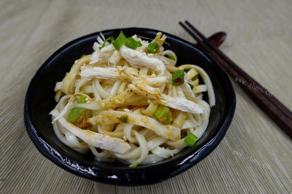 芳香四溢的鸡丝凉面