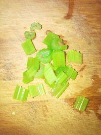 自己做的芹菜拌花生米做法图解2)