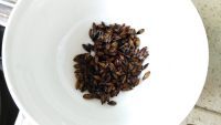 美白的大麦黑糖茶做法图解3)