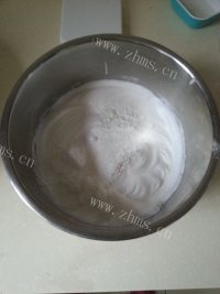 好吃的香蕉蔓越莓戚风做法图解6)