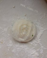 葱油饼做法图解7)