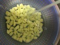 色味俱全的土豆排骨焖饭做法图解3)