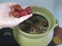 美味的茶树菇煲鸭汤做法图解5)