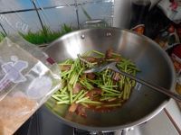 香气浓郁的蒜苔炒腊肉做法图解10)