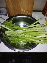 家常菜芹菜炒肉做法图解1)