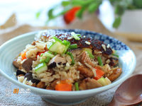 美味的香菇鸡肉煲仔饭做法图解11)
