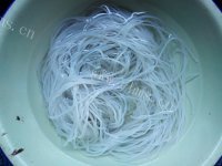美味的肉丝腐竹烩粉丝做法图解2)