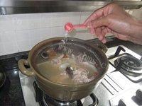 滋补的天麻炖鱼头