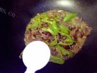 家常菜辣椒炒牛肉做法图解10)
