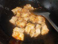「美味可口」红烧肉炖土豆做法图解5)