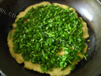 好吃的韭菜豆面玉米饼做法图解12)