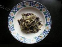 家常红油手撕茄子做法图解4)