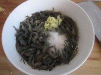 味道鲜美的油炸小河虾做法图解2)
