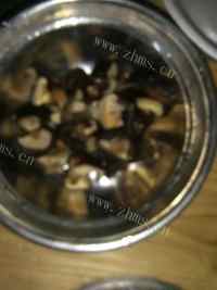 美味的土豆香菇红烧肉做法图解4)