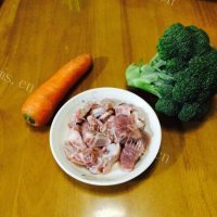 营养西兰花排骨汤做法图解2)