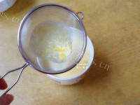 嫩滑的牛奶炖蛋做法图解4)
