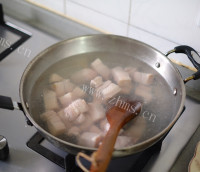 诱人咸青梅红烧肉做法图解2)