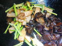 家常香芹木耳炒肉糕做法图解5)