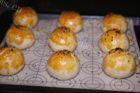 美味的蛋黄酥月饼做法图解25)