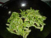 木耳炒芹菜自制做法图解4)