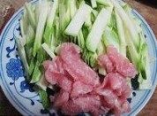 西葫芦炒肉丝做法图解2)