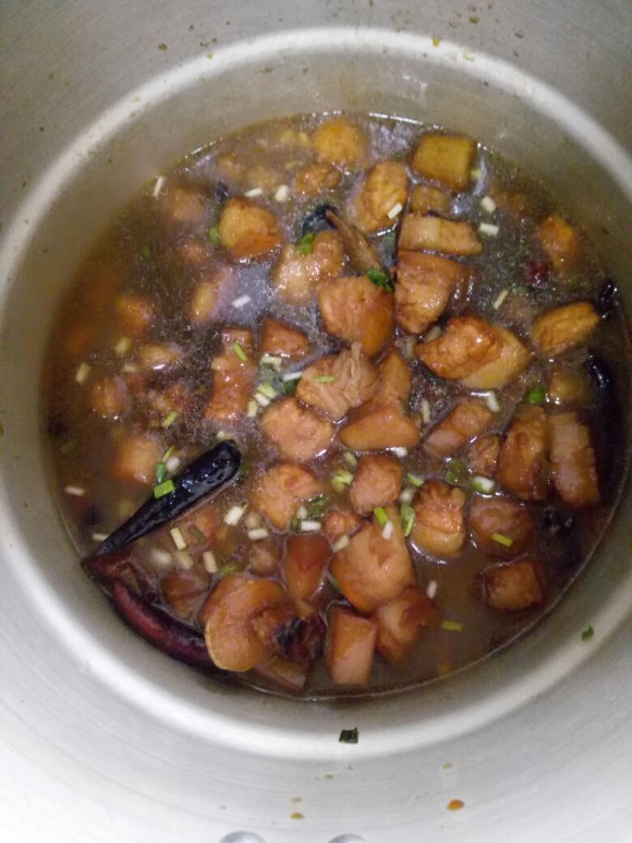 色泽鲜亮的红烧肉