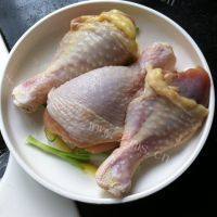 自制葱油鸡腿做法图解4)