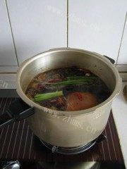 酱肘子做法图解4)