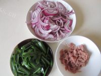 营养食品洋葱韭菜炒鸭脯肉做法图解1)