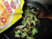 好吃的青椒炒茄子做法图解12)