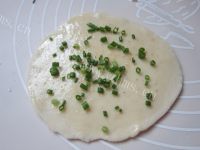 自制香酥葱油饼做法图解8)
