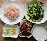 美味的核桃炒虾仁做法图解2)