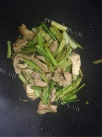 DIY芹菜炒肉做法图解6)