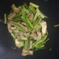 DIY芹菜炒肉的做法图解六