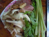 袖珍菇炒肉片做法图解1)