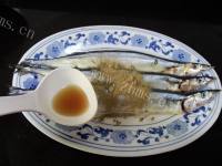 好吃的孜然煎秋刀鱼做法图解2)