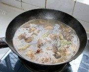营养丰富的蘑菇炖小鸡做法图解3)