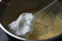 自制原味戚风蛋糕做法图解6)