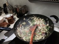 色香味俱全的芹菜炒牛肉做法图解6)