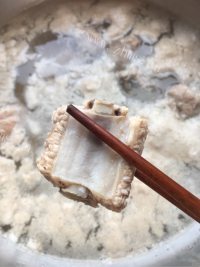 唇齿留香的冬瓜排骨薏米汤做法图解3)