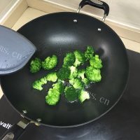 家常菜蒜炒西兰花做法图解5)