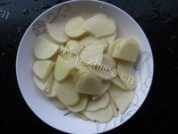 可口家常菜土豆片炒辣椒做法图解2)