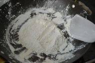 软糯的紫薯冰皮月饼做法图解6)