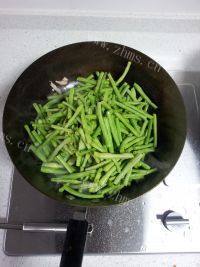 「念念不忘」长豆角炒肉做法图解3)