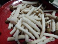 健康的油菜炒蟹味菇做法图解2)