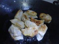常吃不腻的油煎饺子做法图解4)